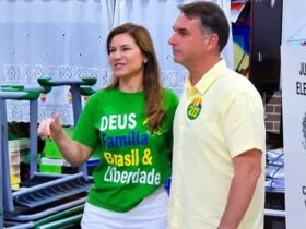Flávio Bolsonaro vota no Rio de Janeiro