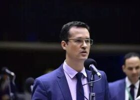 Flávio e Moro pedem votos para Deltan mesmo com candidatura barrada pelo TSE