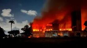 Incêndio de grandes proporções atinge universidade federal no Recife