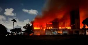 Incêndio de grandes proporções atinge universidade federal no Recife