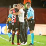Jair Ventura exalta goleada do Vitória: A gente anda mais uma casinha na tabela