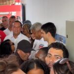 Jerônimo Rodrigues vota em Salvador acompanhado de aliados