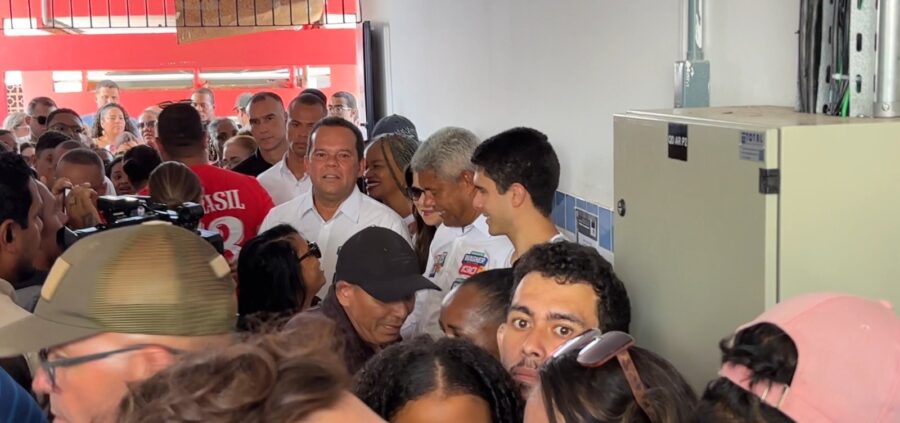 Jerônimo Rodrigues vota em Salvador acompanhado de aliados
