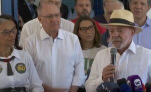 Lula diz que eleição opõe democracia e ‘barbárie’ e afirma que vai vencer