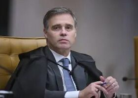 Mendonça oficia redes sociais para apagar fake news contra Flávio