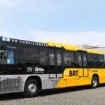 Passageiro morre atingido por bala perdida em BRT no Rio de Janeiro