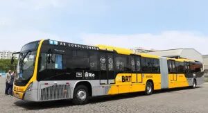 Passageiro morre atingido por bala perdida em BRT no Rio de Janeiro
