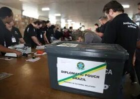 Quase 1 milhão de brasileiros estão aptos a votar no exterior