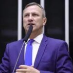 Sanderson aciona TCU por ajuda de embaixada a Lulinha em Madri