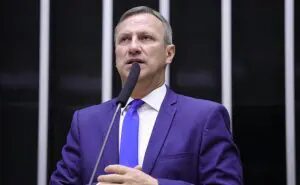 Sanderson aciona TCU por ajuda de embaixada a Lulinha em Madri