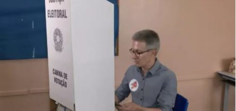 Zema é visto com celular na cabine de votação, prática proibida pelo TSE