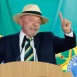 A 6 dias das eleições, Lula sanciona lei para o futebol feminino