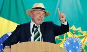 A 6 dias das eleições, Lula sanciona lei para o futebol feminino