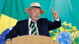 A 6 dias das eleições, Lula sanciona lei para o futebol feminino