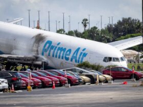 Acidente fatal com avião da Amazon provoca atrasos em centenas de voos em Miami