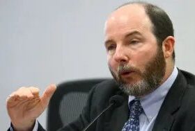 Armínio Fraga vê ‘populismo’ em reajuste do Bolsa Família