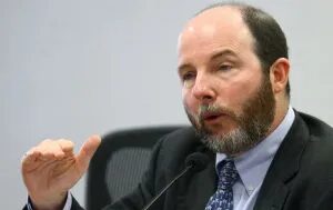 Armínio Fraga vê ‘populismo’ em reajuste do Bolsa Família