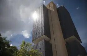 Banco Central revisa contas externas e amplia déficit de 2025