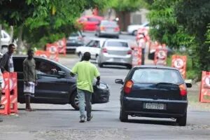 BH aprova multa de R$ 1 mil para quem cobrar por vagas nas ruas