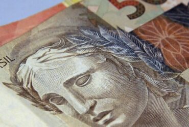 Brasileiros retiram R$ 10,5 bilhões da poupança em agosto