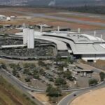Buraco em pista provoca cancelamentos e atrasos de voos do aeroporto de Confins (MG)