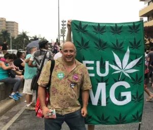Candidato do Psol leva pé de maconha para campanha em BH