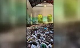 Cheia do Tietê deixa lixo acumulado em usina histórica de Salto (SP)