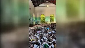 Cheia do Tietê deixa lixo acumulado em usina histórica de Salto (SP)