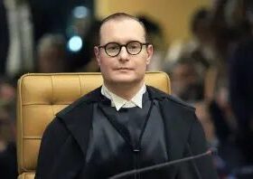 Cristiano Zanin manda PF entregar material do celular de Vorcaro ainda hoje