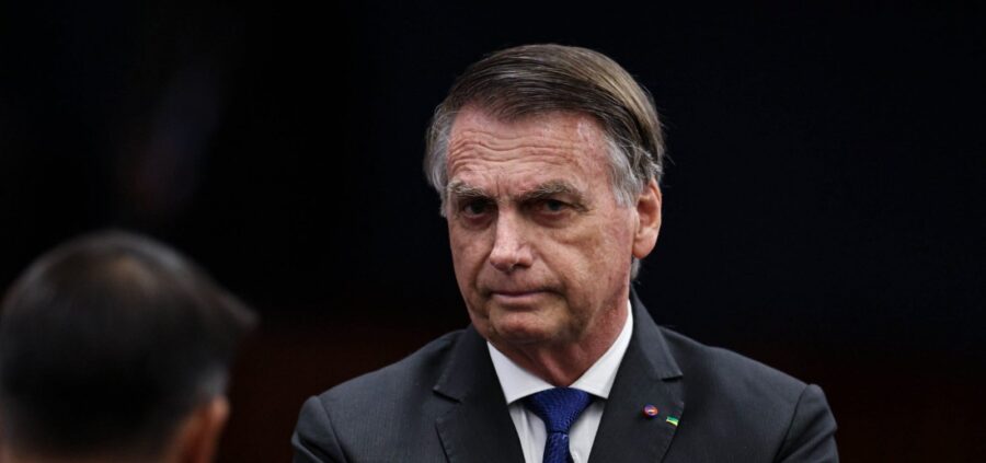 Defesa de Bolsonaro pede suspensão imediata da pena no caso da trama golpista