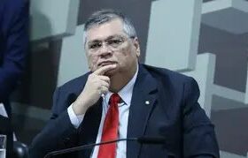 Dino ‘atravessa’ Mendonça e libera posts que ligam Flávio à retirada do título de Padroeira