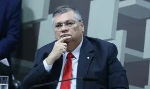 Dino ‘atravessa’ Mendonça e libera posts que ligam Flávio à retirada do título de Padroeira