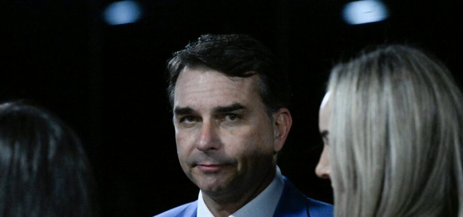 Documentos indicam que Flávio usou proximidade com governo Bolsonaro para tratar de interesses privados