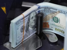 Dólar à vista recua após dados de inflação no Brasil e nos EUA