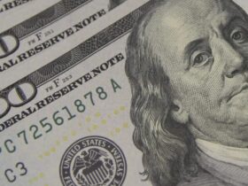Dólar cai a R$ 5,08 e atinge menor valor em um mês