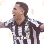 Em alta, meio-campista do Santos mostra polivalência e agrada Cuca para sequência