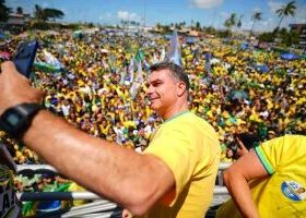 Em Aracaju, Flávio mostra ‘exame de DNA’ para chamar Lula de ‘pai do Tigrinho’