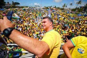 Em Aracaju, Flávio mostra ‘exame de DNA’ para chamar Lula de ‘pai do Tigrinho’
