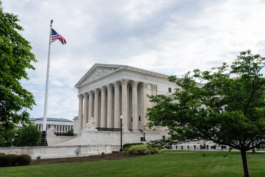Em derrota para Trump, Suprema Corte dos EUA mantém bloqueio a restrições ao voto pelo correio