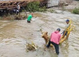 Enchente cobre 60% de Eldorado e deixa famílias isoladas