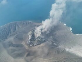 Erupção do vulcão Anak Krakatau suspende voos na Indonésia