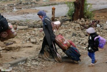 Estudantes de Gaza retomam aulas em escolas danificadas pela guerra