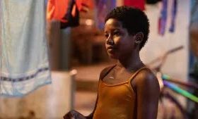 Filme sobre menino negro e nordestino que usa vestido e maquiagem vai representar o Brasil no Oscar