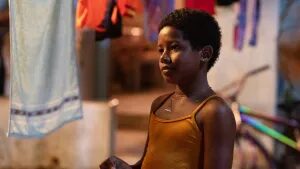 Filme sobre menino negro e nordestino que usa vestido e maquiagem vai representar o Brasil no Oscar
