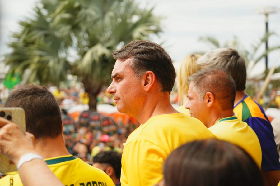 Flávio Bolsonaro cresce entre eleitores do Sudeste, mulheres e católicos