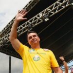 Flávio Bolsonaro faz motociata em Vitória da Conquista