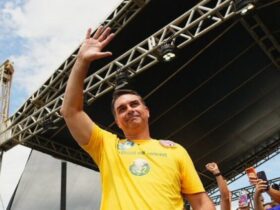 Flávio Bolsonaro faz motociata em Vitória da Conquista