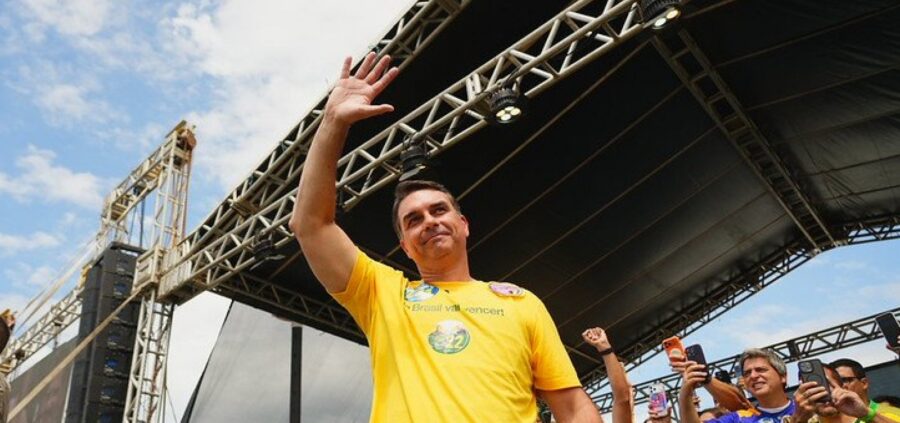 Flávio Bolsonaro faz motociata em Vitória da Conquista