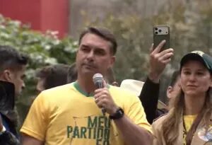 Flávio Bolsonaro pede: ‘Fora, Lula. Fora, Moraes’