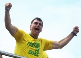 Flávio Bolsonaro supera Lula em simulação de 2º turno